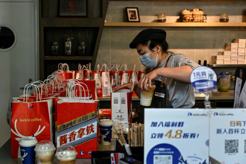 موظفة في أحد مقاهي سلسلة "لوكين كوفي" تحضّر قهوة لاتيه بمشروب الماوتاي في بكين في الرابع من أيلول/سبتمبر 2023 (ا ف ب)