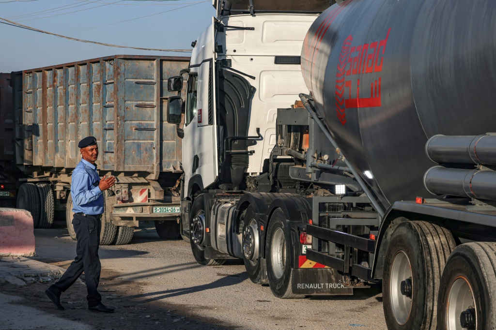 الشاحنات تستأنف عبورها عبر معبر كرم أبو سالم التجاري أو كرم أبو سالم في رفح جنوب قطاع غزة (ا ف ب)   