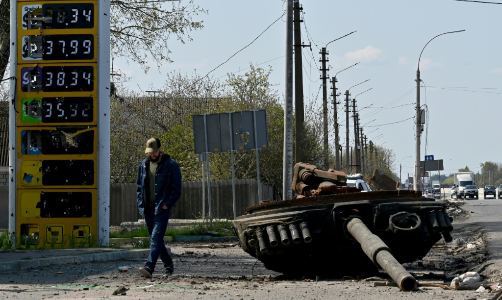 برج دبابة روسية مدمرة قرب محطة للوقود في سكيبين شمال شرق كييف في 2 ايار/مايو 2022 (ا ف ب)