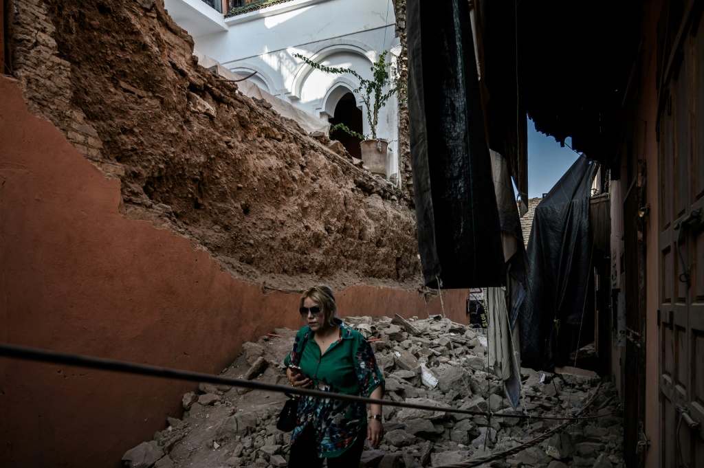 امرأة تسير في طريق دمره الزلزال في مراكش القديمة في المغرب في العاشر من ايلول/سبتمبر 2023 (ا ف ب)