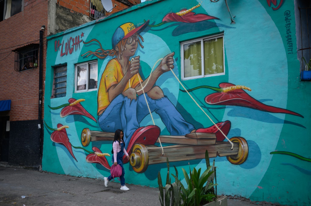 جدارية لطفل يلعب في أحد شوارع كراكاس عاصمة فنزويلا في 3 أيلول/سبتمبر 2023 (ا ف ب)