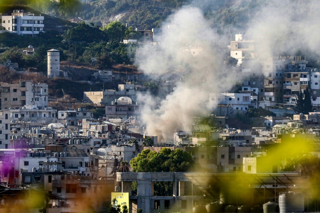     مقاتل من حركة فتح الفلسطينية يختبئ خلال اشتباكات في مخيم عين الحلوة للاجئين الفلسطينيين في مدينة صيدا الساحلية جنوب لبنان في 10 سبتمبر 2023 (أ ف ب؟)   