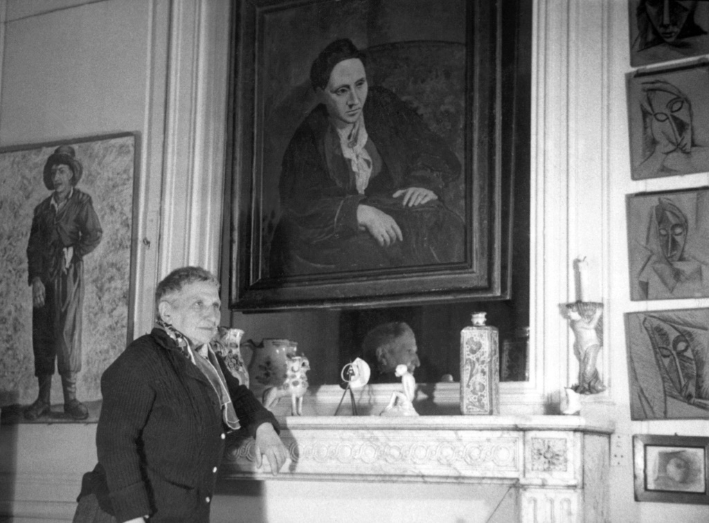 صورة غير مؤرخة تظهر الكاتبة الأميركية جيرترود شتاين في باريس أمام رسم بورتريه لها أنجزه بيكاسو سنة 1906 (ا ف ب)