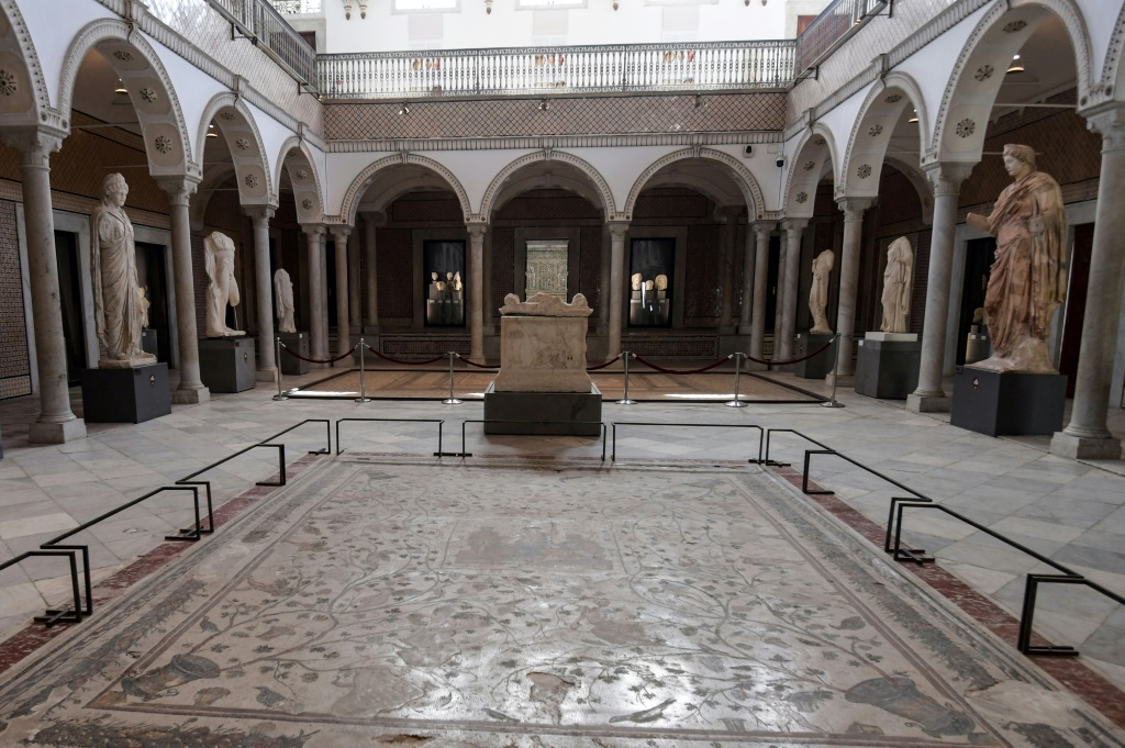 صورة ملتقطة في 13 آذار/مارس 2020 تظهر تماثيل رومانية وفسيفساء في متحف باردو الوطني في تونس العاصمة (ا ف ب)
