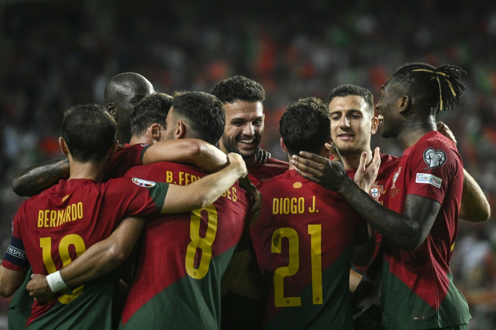 لاعبو المنتخب البرتغالي يحتفلون بالفوز على لوكسمبورغ (9-0) في تصفيات كأس أوروبا 2024 في فارو في 11 أيلول/سبتمبر 2023 (ا ف ب)