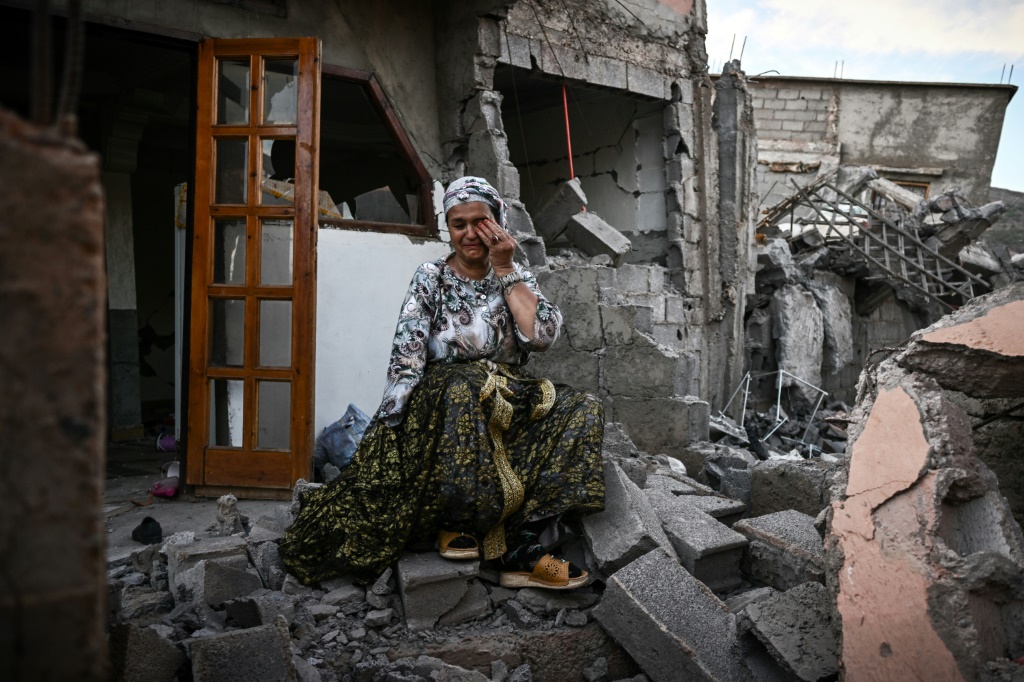 ناجية من الزلزال المدمّر في المغرب تبكي وسط أنقاض منزلها في قرية مولاي ابراهيم في إقليم الحوز الجبلي في العاشر من أيلول/سبتمبر 2023 (ا ف ب)