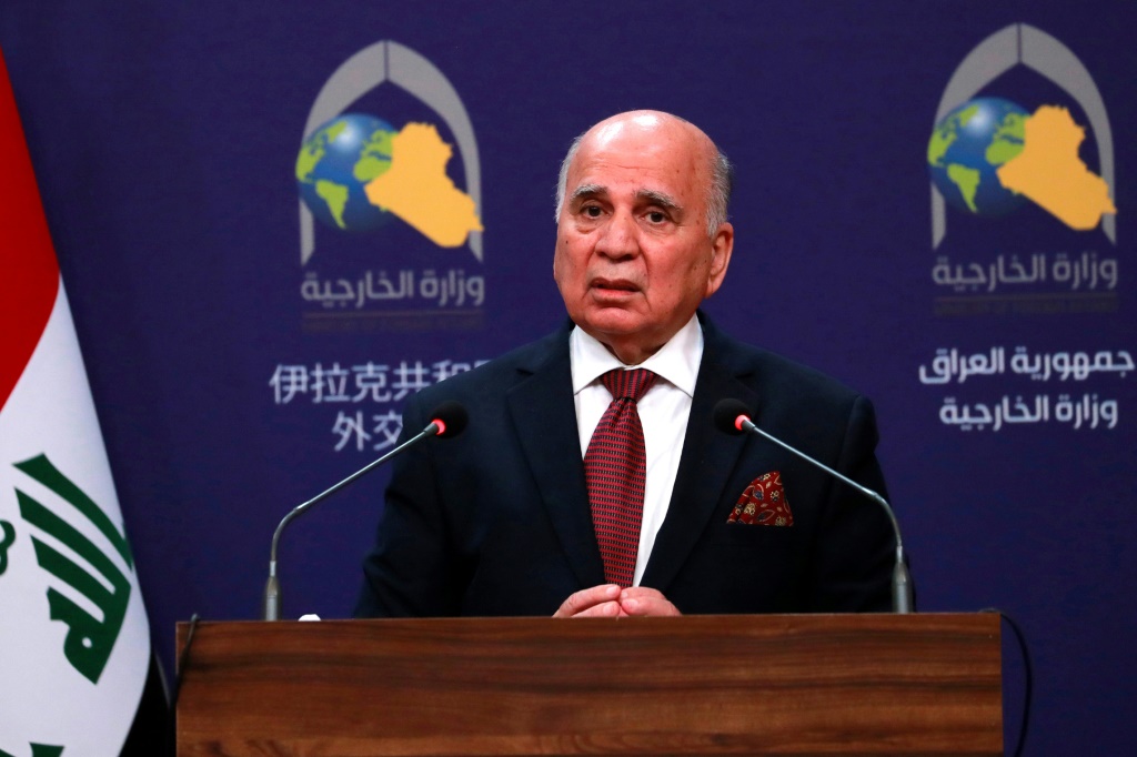     وزير الخارجية العراقي فؤاد حسين خلال مؤتمر صحافي في بغداد في 17 نيسان/أبريل 2023 (أ ف ب)   