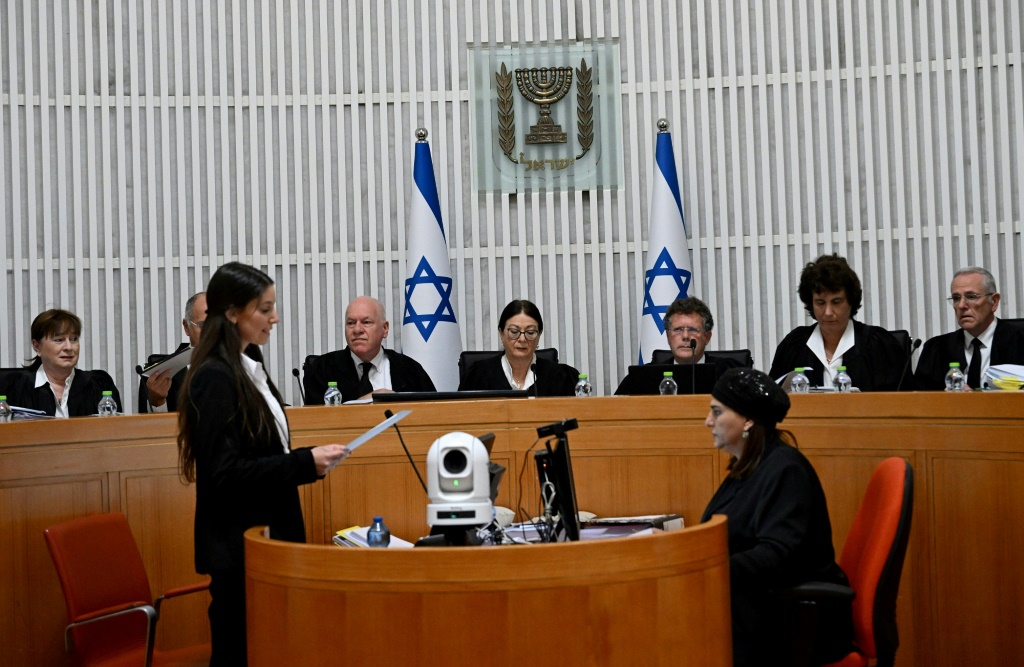 رئيسة المحكمة العليا الإسرائيلية إستر حايوت وجميع القضاة الخمسة عشر يجتمعون للاستماع إلى الالتماسات ضد عنصر رئيسي في الإصلاحات القضائية المثيرة للجدل التي تجريها الحكومة (أ ف ب)   