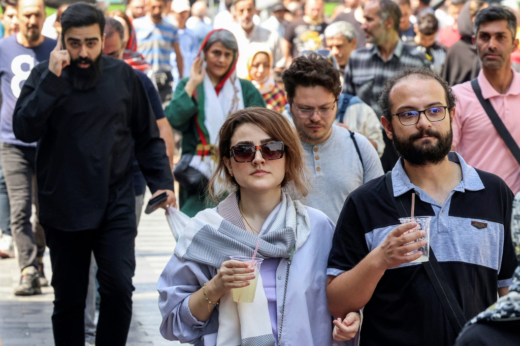 لقطة خارج بازار طهران الكبير بتاريخ 5 أيلول/سبتمبر 2023 (أ ف ب)   