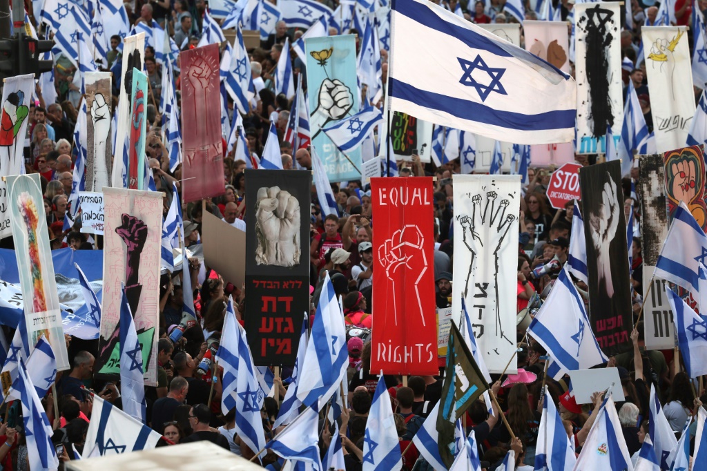 خلال الاحتجاجات، تم الكشف عن انقسام عميق داخل المجتمع الإسرائيلي؛ بين “الليبراليين” و“المحافظين” و“العلمانيين” و“الدينيين” (ا ف ب)