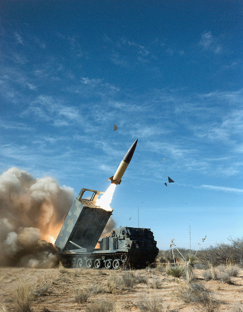 صاروخ أتاكمز ينطلق من راجمة صواريخ أم 270 في 2006 (ويكيبيديا)
