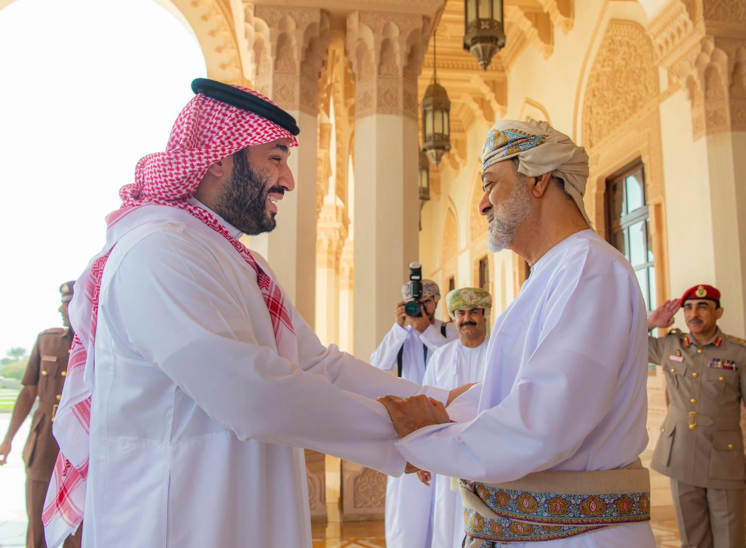 السُّلطان هيثم بن طارق سُلطان عُمان خلال استقباله في قصر البركة ولي العهد السعودي الأمير محمد بن سلمان (واس)