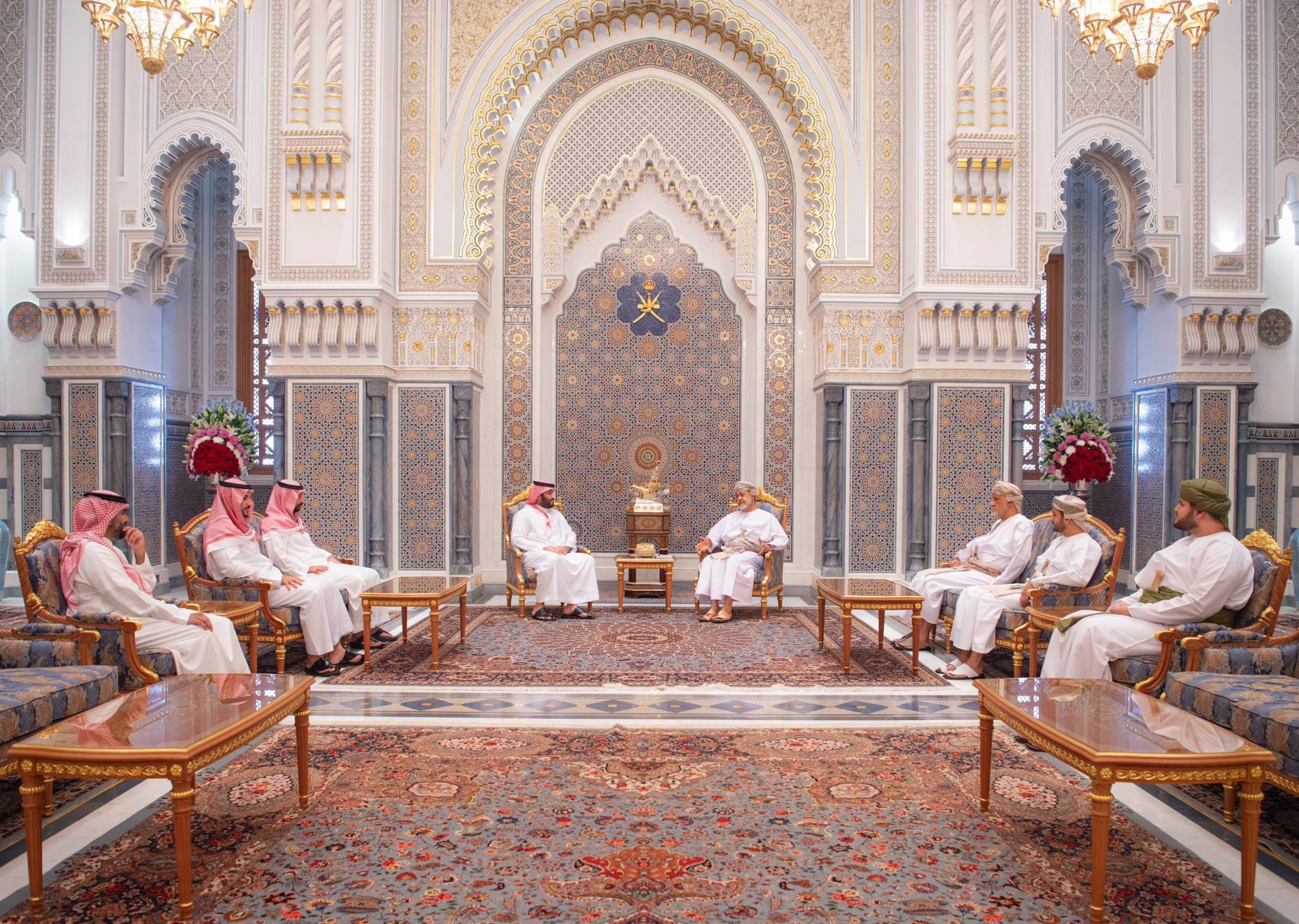 السُّلطان هيثم بن طارق سُلطان عُمان خلال استقباله في قصر البركة ولي العهد السعودي الأمير محمد بن سلمان (واس)
