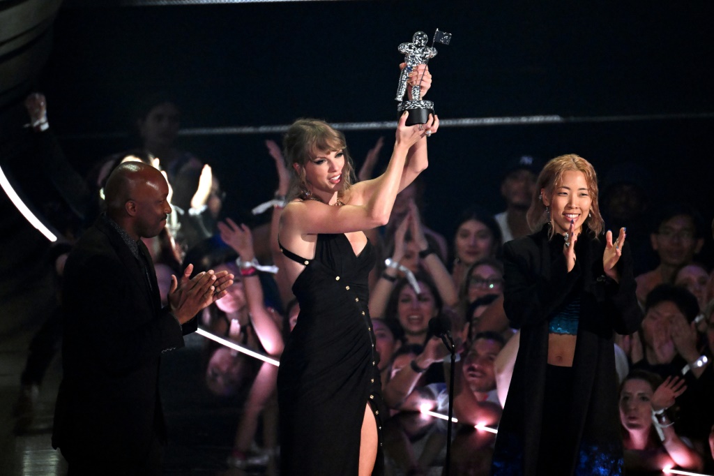 نجمة موسيقى البوب والفولك الأميركية تايلور سويفت تحمل جائزة نالتها خلال حفلة توزيع جوائز "إم تي في" للأغنيات المصوّرة في 12 أيلول/سبتمبر 2023 في نيوارك بولاية نيوجيرسي الأميركية (ا ف ب)