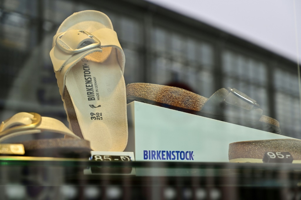     تم تطوير صنادل بيركنستوك في البداية كأحذية لتقويم العظام، والآن يرتديها النجوم وعارضات الأزياء على حد سواء (أ ف ب)   