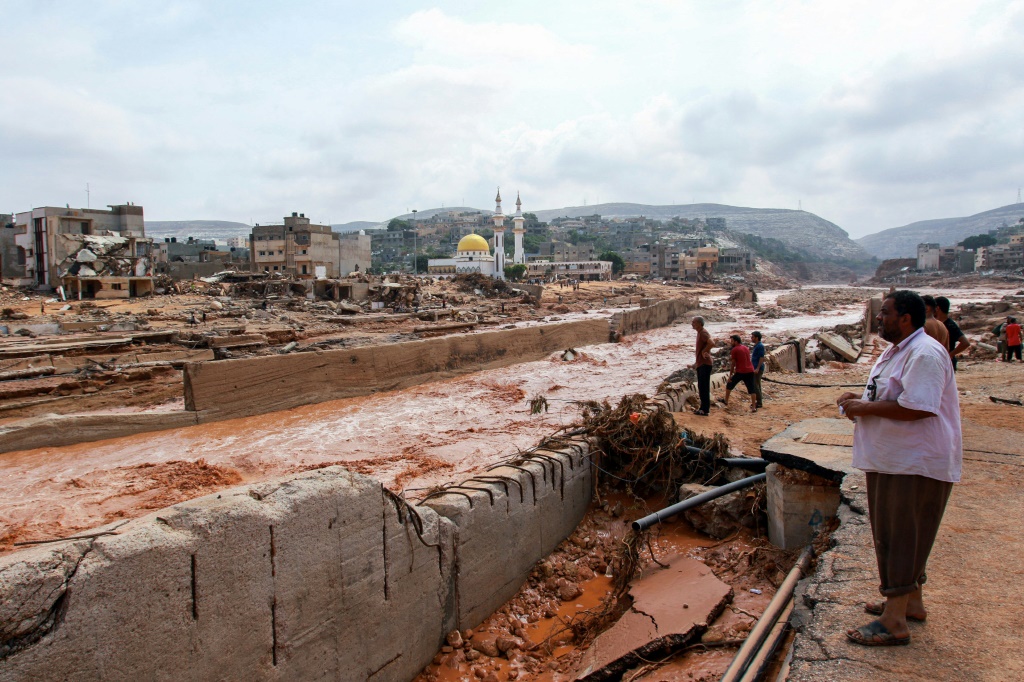    أشخاص يتفقدون الأضرار الناجمة عن الفيضانات في درنة بتاريخ 11 أيلول/سبتمبر 2023 (ا ف ب)   