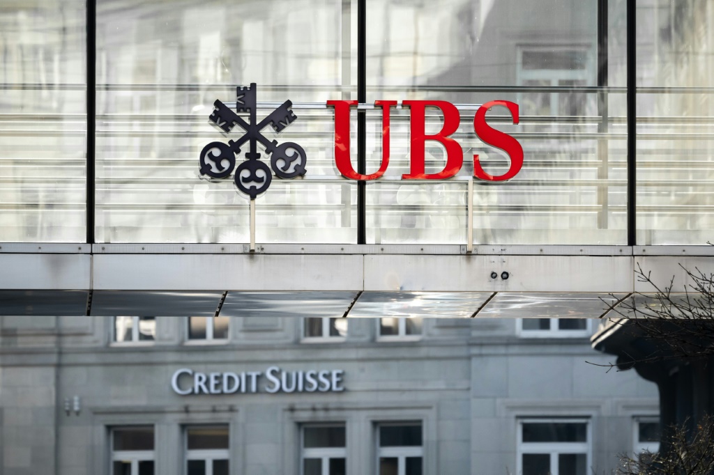     يتعرض بنك UBS للهجوم بسبب ما يبدو الآن أنه صفقة موفقة بعد أن قامت السلطات السويسرية بدفعه بقوة لشراء بنك Credit Suisse، لكن الخبراء يحذرون من احتمال حدوث وجع القلب إذا لم يتمكن من إعادة الهيكلة ووقف الخسائر بنجاح (أ ف ب)   