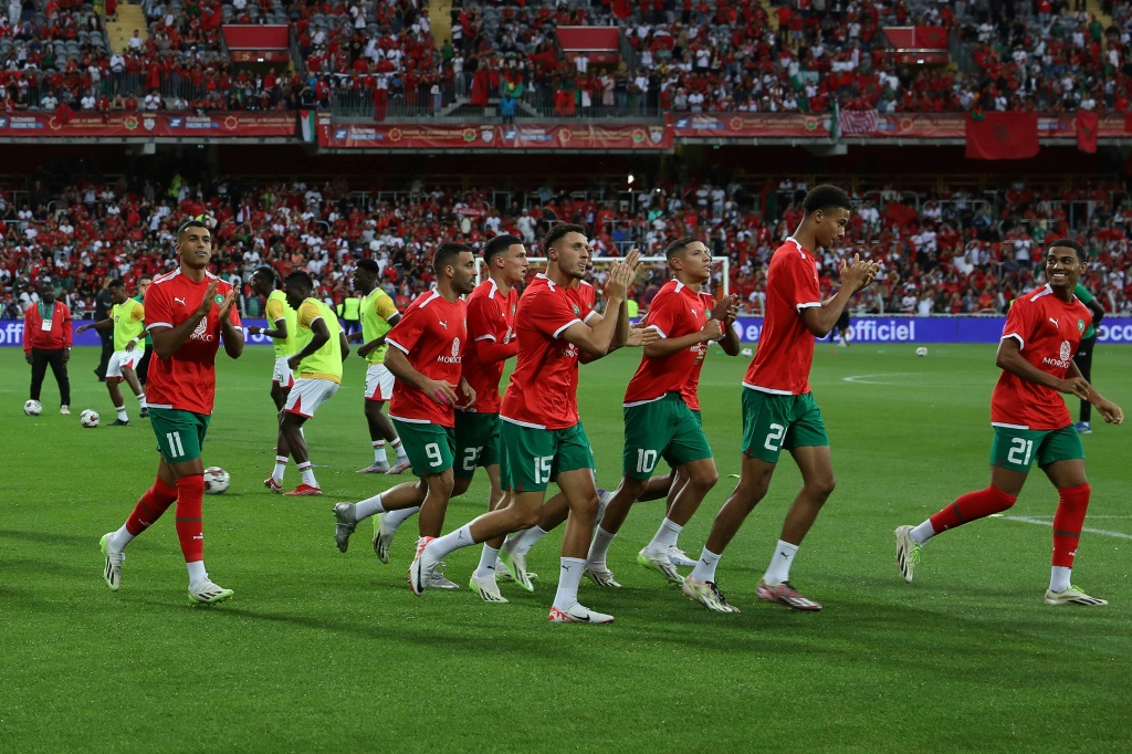 &nbsp;لاعبو المنتخب المغربي يحيون الجماهير قبل المباراة الدولية الودية ضد بوركينا فاسو في لنس الفرنسية في 12 ايلول/سبتمبر 2023 (ا ف ب)