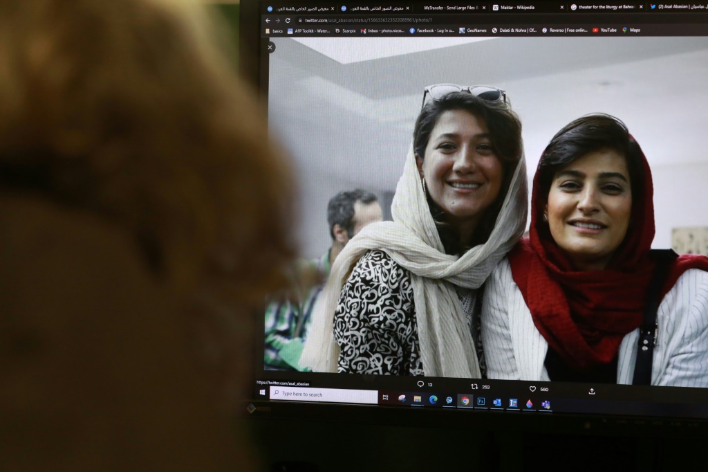 الصحفيان الإيرانيان نيلوفر حميدي وإيلاه محمدي محتجزان منذ عام تقريبًا (أ ف ب)   