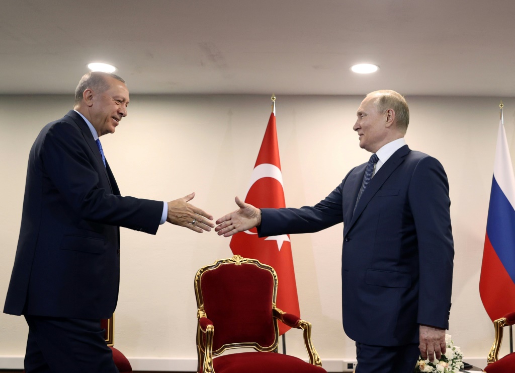 مصافحة بين الرئيسين الروسي فلايمير بوتين والتركي رجب طيب إردوغان خلال قمة بينهما في طهران في 19 تموز/يوليو 2022 (ا ف ب)