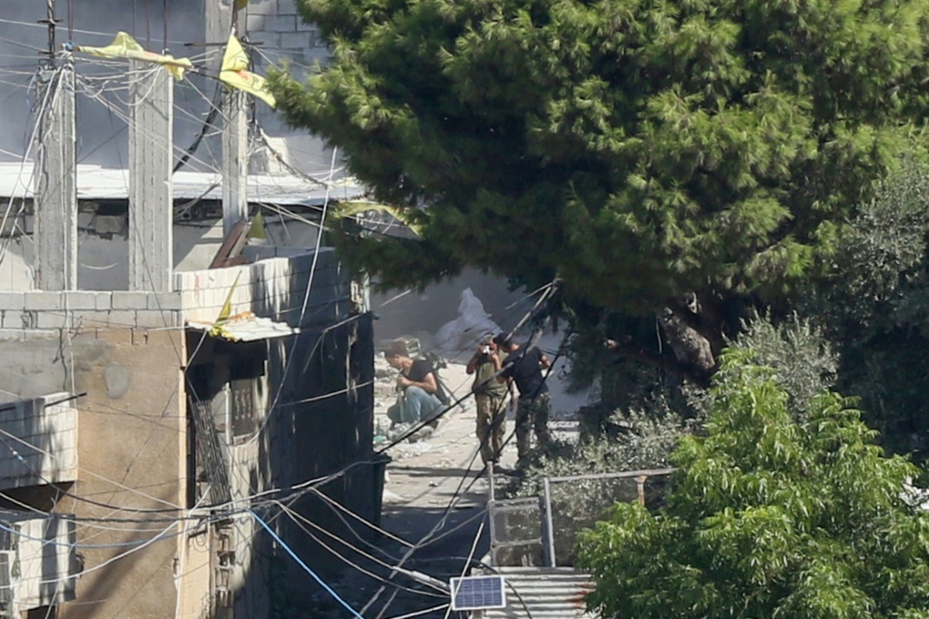 مسلحون من حركة فتح خلال اشتباكات داخل مخيم عين الحلوة للاجئين الفلسطينيين في جنوب لبنان في 11أيلول/سبتمبر 2023 (ا ف ب)