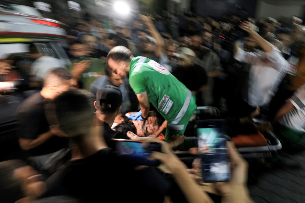 مسعف يحاول إنعاش أحد المصابين في الانفجار الذي وقع في شرق غزة في 13 أيلول/سبتمبر 2023 (ا ف ب)