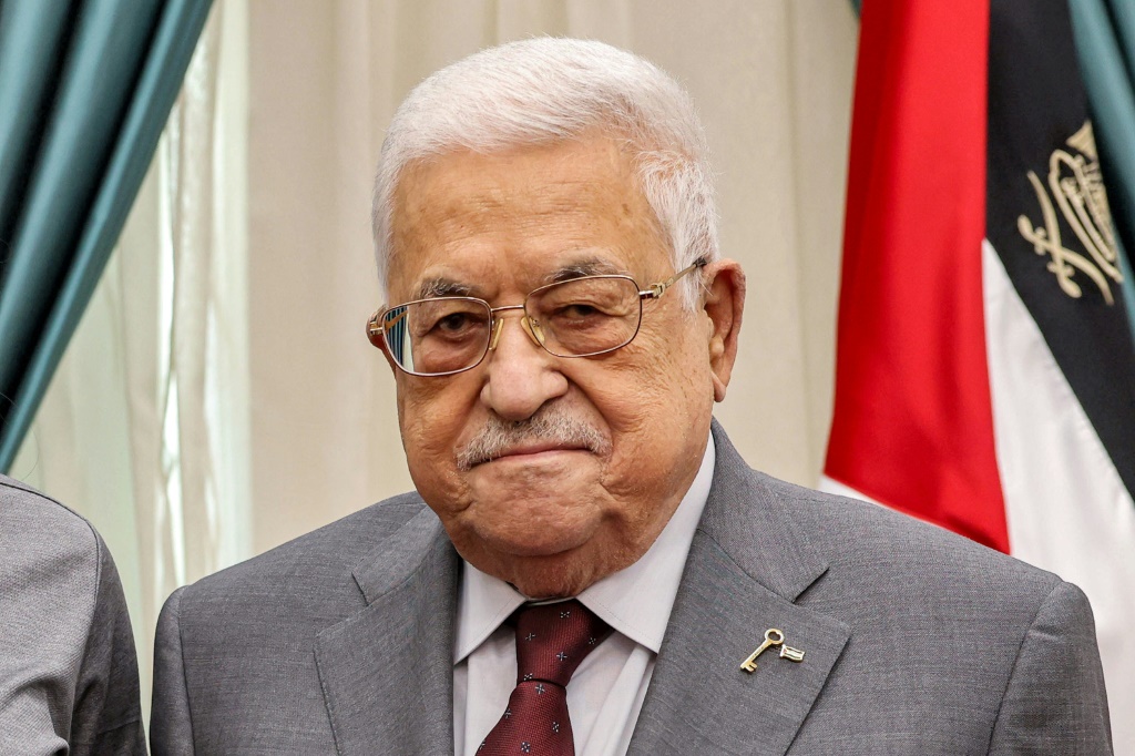 صورة وزعها المكتب الإعلامي للسلطة الفلسطينية للرئيس الفلسطيني محمود عباس في رام الله بالضفة الغربية المحتلة في 4 آب/أغسطس 2023 (ا ف ب)