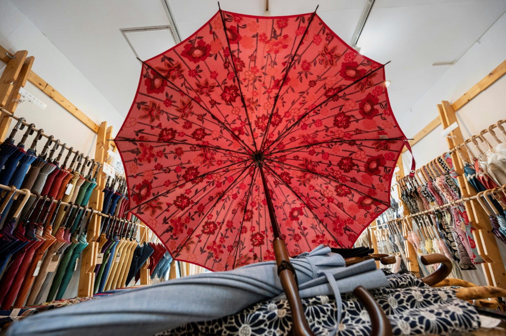 صورة التقطت في 3 آب/أغسطس 2023 في مشغل "كوميا شوتن" لتصنيع المظلات يدوياً في طوكيو ويبدو فيها عدد من هذه المظلات (ا ف ب)