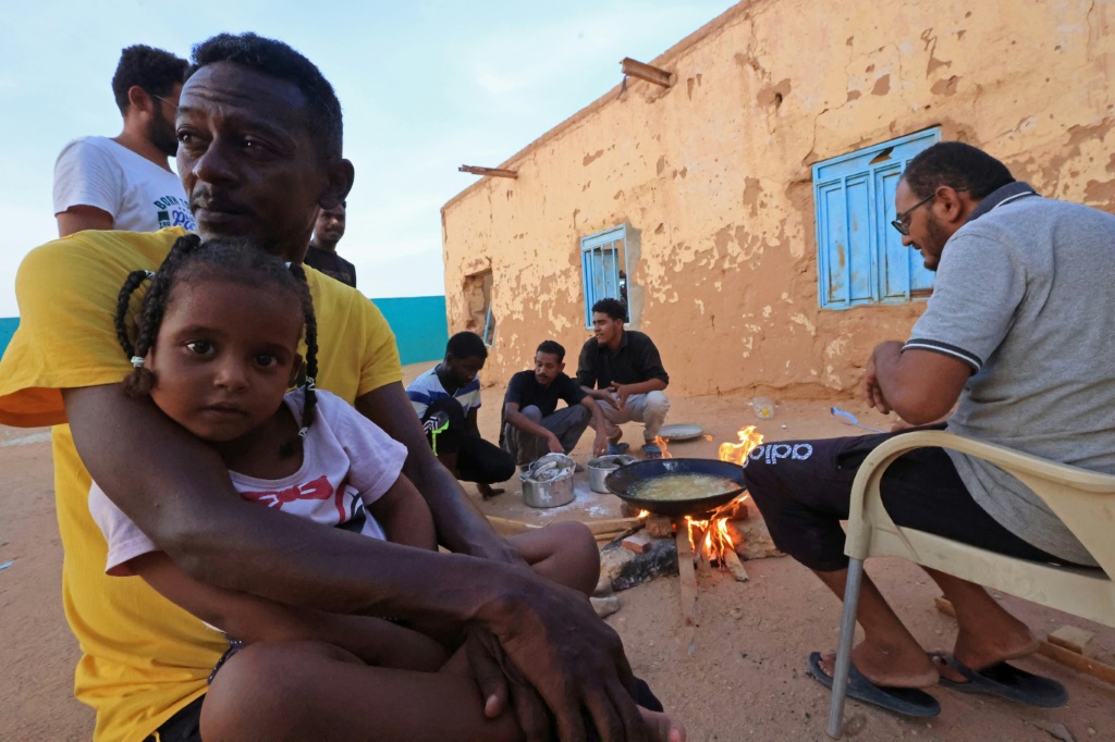     نازحون سودانيون في مدرسة في وادي حلفا الحدودية قرب مصر في 11 أيلول/سبتمبر 2023 (أ ف ب)   