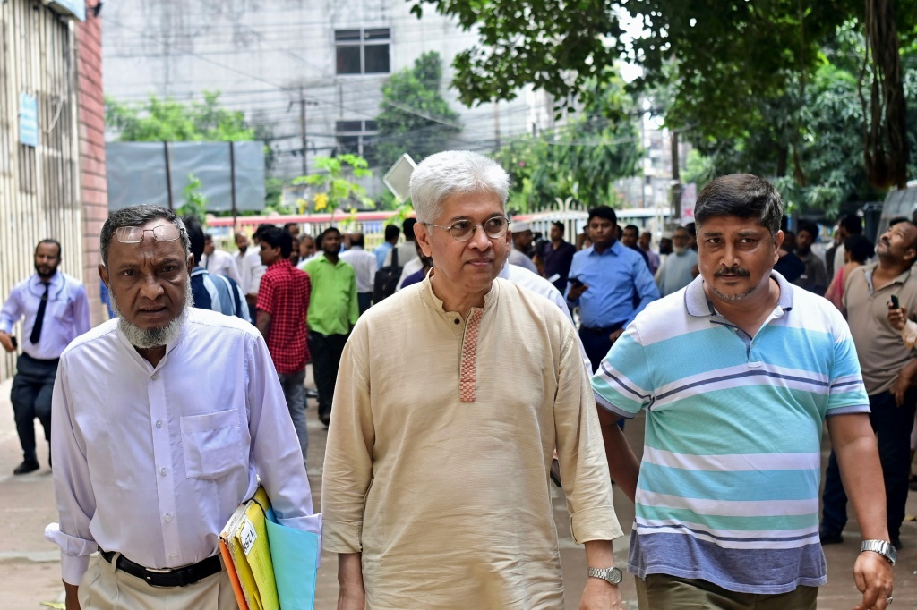 أديل الرحمن خان (وسط) من منظمة أوديكار شوهد خارج محكمة بنجلاديش في 7 سبتمبر 2023 (أ ف ب)   