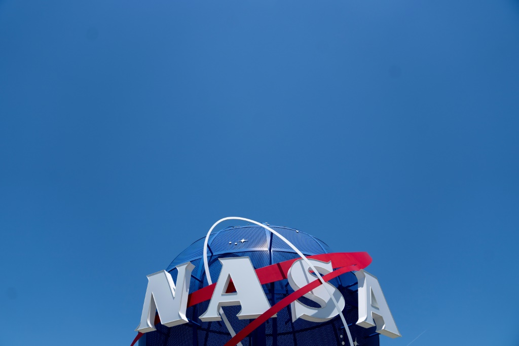     شعار "ناسا" على مركز تابع لوكالة الفضاء الأميركية في مدينة هامبتون بولاية فيرجينيا شرق الولايات المتحدة في 15 حزيران/يونيو 2022 (أ ف ب)   