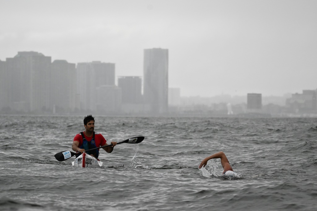 لويس بوغ يصل إلى نهاية مسار اجتازه سباحةً في نهر هدسون في نيويورك بتاريخ 13 أيلول/سبتمبر 2023 (ا ف ب)