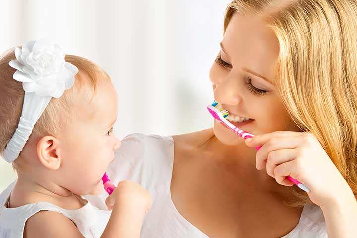 كيف تعتنين بأسنان طفلك؟ ومتى تبدئين باستخدام الفرشاة له؟ (الاسرة)