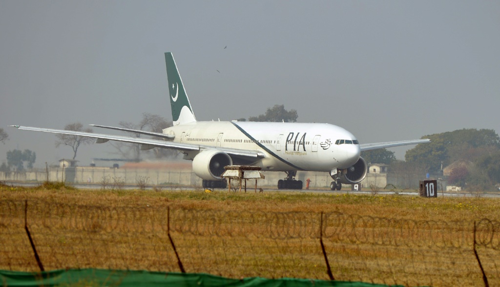 طائرة تابعة لشركة الخطوط الجوية الباكستانية الدولية تسير على المدرج (أ ف ب)   