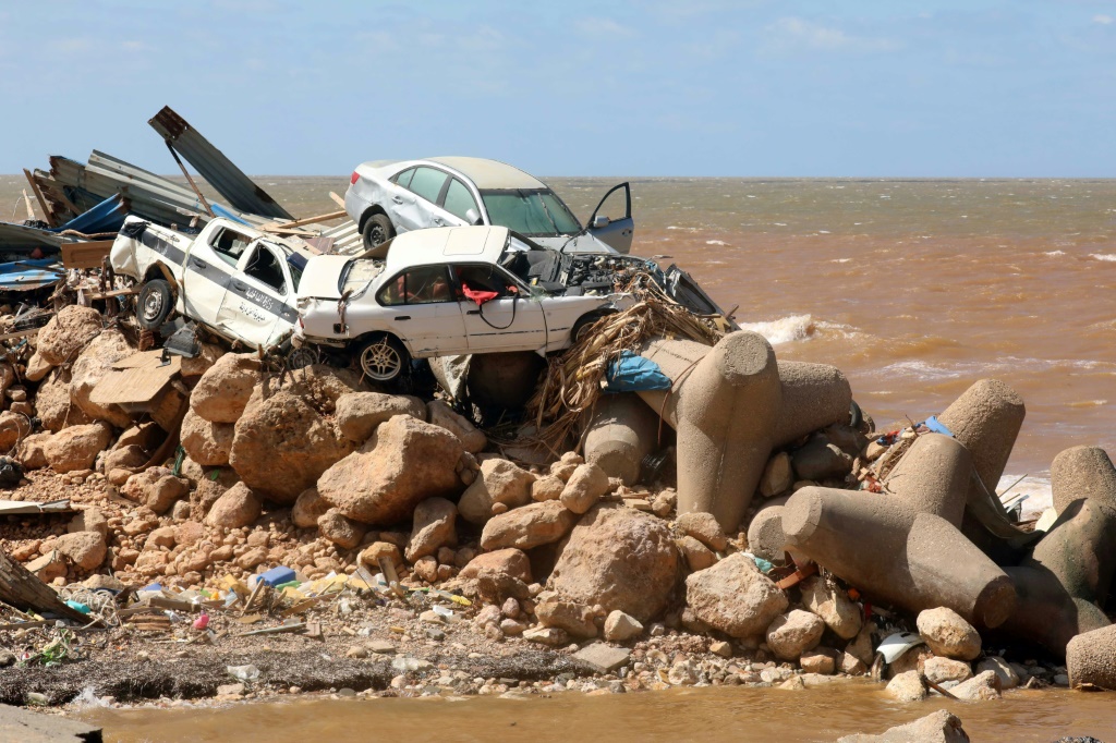     سيارات جرفتها الفيضانات التي اجتاحت درنة على ساحل شرق ليبيا في 14 أيلول/سبتمبر 2023 (أ ف ب)   