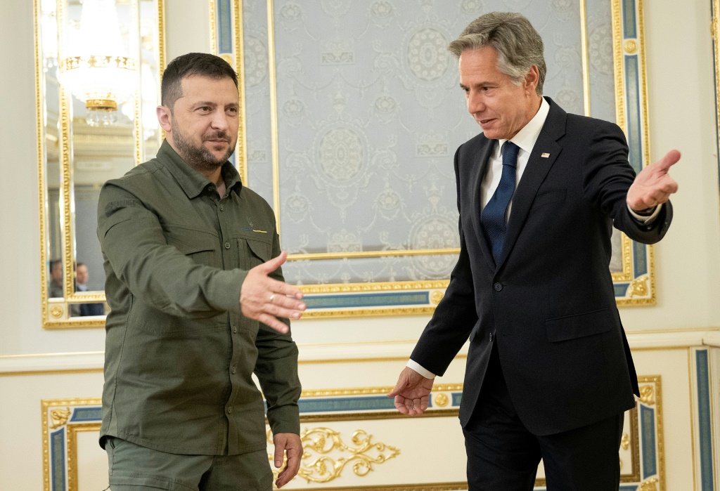 وزير الخارجية الأمريكي أنتوني بلينكن (على اليمين) يقدم أعضاء وفده إلى الرئيس الأوكراني فولوديمير زيلينسكي قبل اجتماع في بانكوفا في كييف في 6 سبتمبر 2023 (ا ف ب)   