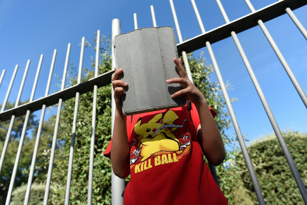 طفل ينظر إلى شاشة جهاز لوحي في برشلونة في 14 تموز/يوليو 2016 (ا ف ب)