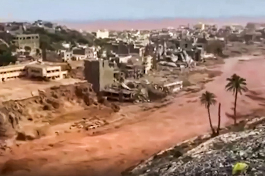 لقطة من تسجيل مصور نشرته قناة المسار الليبية على وسائل التواصل الاجتماعي بتاريخ 13 أيلول/سبتمبر تظهر الأضرار الواسعة غداة الفيضانات في درنة (ا ف ب)