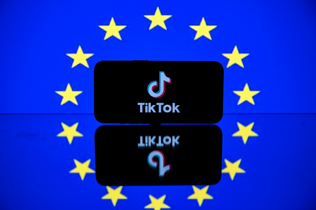 صورة التُقطت في 26 نيسان/أبريل في تولوز بجنوب غرب فرنسا تُظهر شاشة عليها شعار منصة "تيك توك" للتواصل الاجتماعي وخلفها علم الاتحاد الأوروبي (ا ف ب)