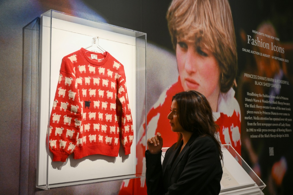 صورة التقطت في مؤتمر صحافي في دار "سوذبيز" في لندن في 17 تموز/يوليو 2023 لكنزة "الخروف الأسود" الحمراء الشهيرة التي ارتدتها الأميرة ديانا عام 1981 (ا ف ب)