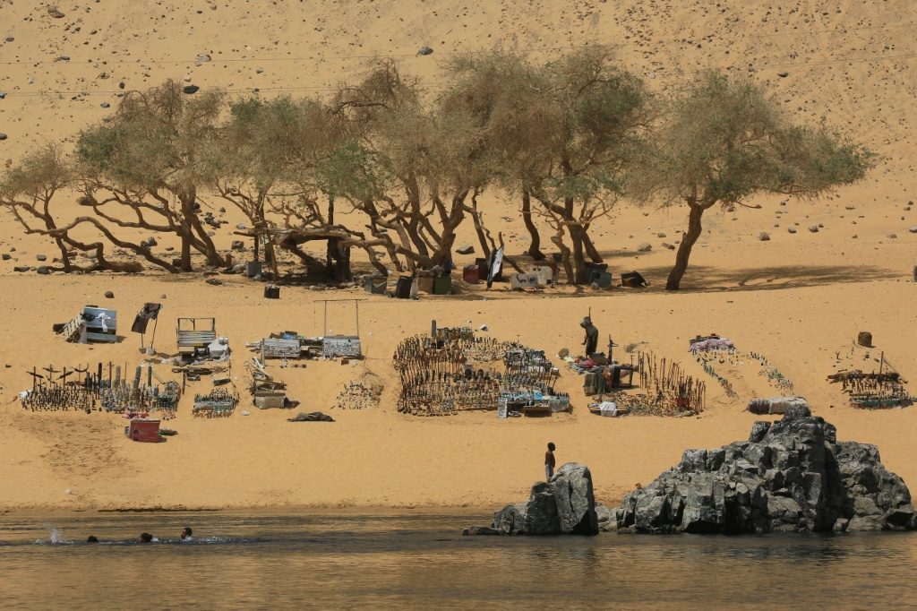 سودانيون فروا من الحرب في بلدهم على ضفة نهر النيل في مدينة أسوان في الثامن من أيلول/سبتمبر 2023 (ا ف ب)
