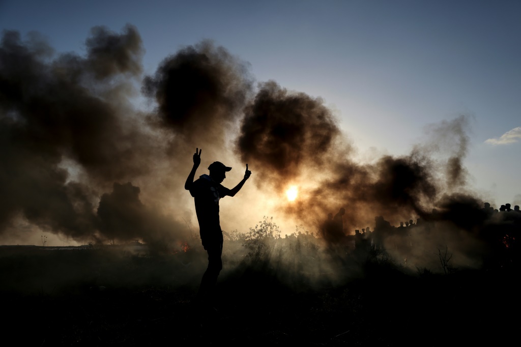 متظاهرون فلسطينيون يحرقون اطارات خلال صدامات مع الجنود الاسرائيليين على طول الحدود بين قطاع غزة واسرائيل في 15 ايلول/سبتمبر 2023 (ا ف ب)