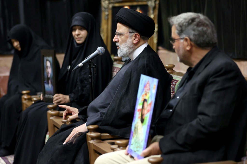     الرئيس رئيسي يجتمع مع عائلات أفراد الأمن الذين قتلوا خلال الاحتجاجات الحاشدة (أ ف ب)   