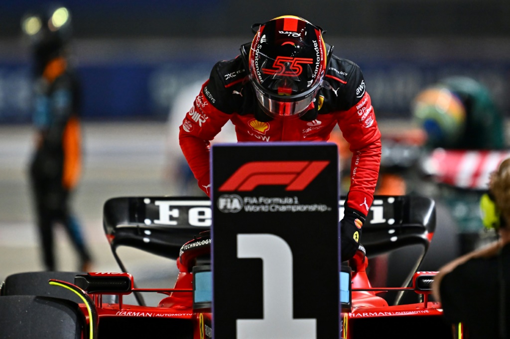 سائق فيراري الاسباني كارلوس ساينس جونيور عقب انتزاعه المركز الاول في جدول انطلاقة جائزة سنغافورة الكبرى في الفورمولا واحد في 16 ايلول/سبتمبر 2023 (ا ف ب)