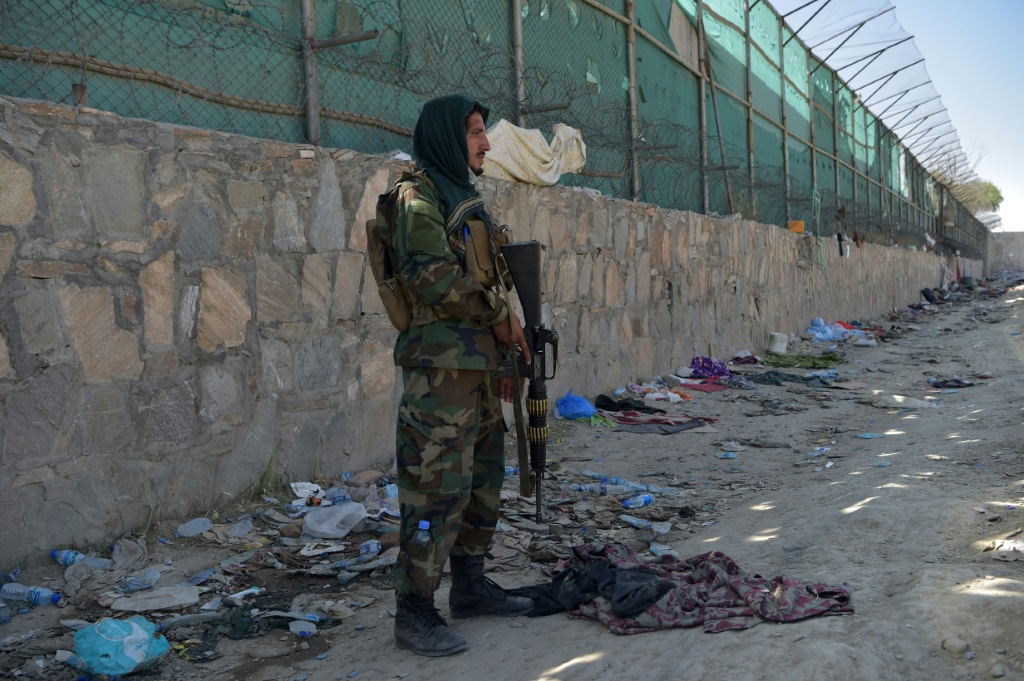 مقاتل من قوات طالبان في موقع هجومين انتحارين مزدوجين في 26 آب/أغسطس 2021 قرب مطار كابول (ا ف ب)