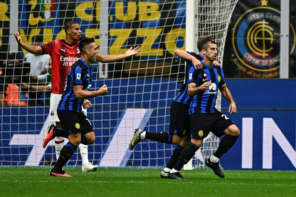 لاعب وسط إنتر الدولي الارميني هنريخ مخيتاريان (يمين) يحتفل بهزه شباك ميلان (5-1) في الدوري الايطالي في 16 أيلول/سبتمبر 2023 (ا ف ب)