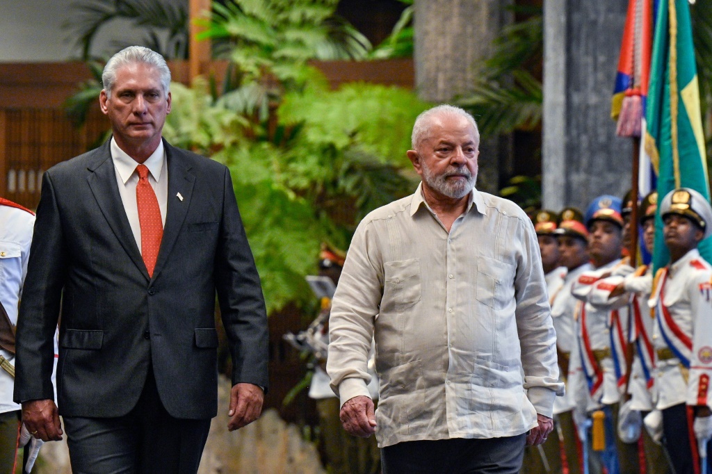 الرئيسان الكوبي ميغيل دياز كانيل (يسار) والبرازيلي لويس إيناسيو لولا دا سيلفا لدى وصولهما إلى قصر الثورة في هافانا في 19 أيلول/سبتمبر 2023 لحضور قمة مجموعة الـ77+الصين (ا ف ب)