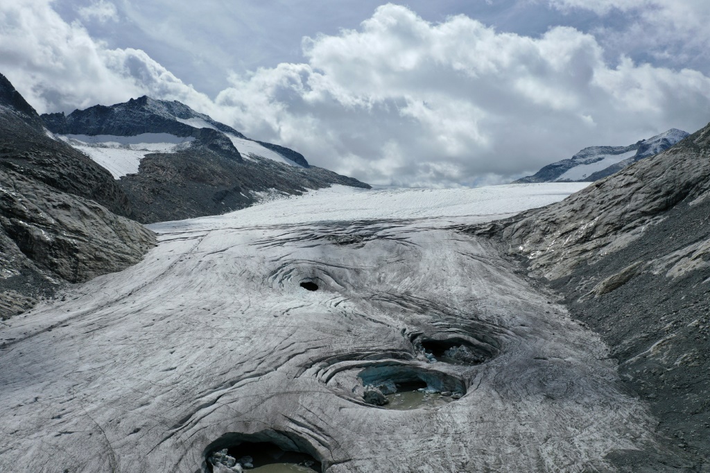  صورة التقطت في الأول من أيلول/سبتمبر 2023 لنهر أداميلو الجليدي، وهو أكبر نهر من نوعه في جبال الألب الإيطالية (ا ف ب)