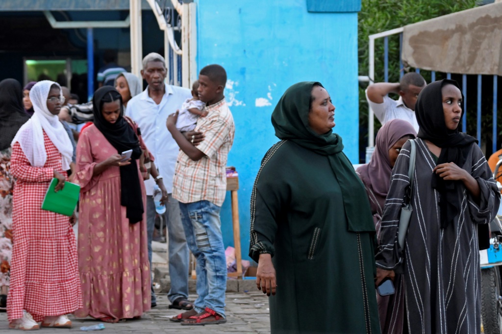 سودانيون ينتظرون أمام مكتب جوازات السفر في بورتسودان في شرق البلاد في 3 أيلول/سبتمبر 2023 (ا ف ب)