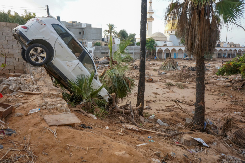     سيارة غارقة في الوحول بعد الفيضانات في مدينة درنة بشرق ليبيا في 16 ايلول/سبتمبر 2023. (أ ف ب)   